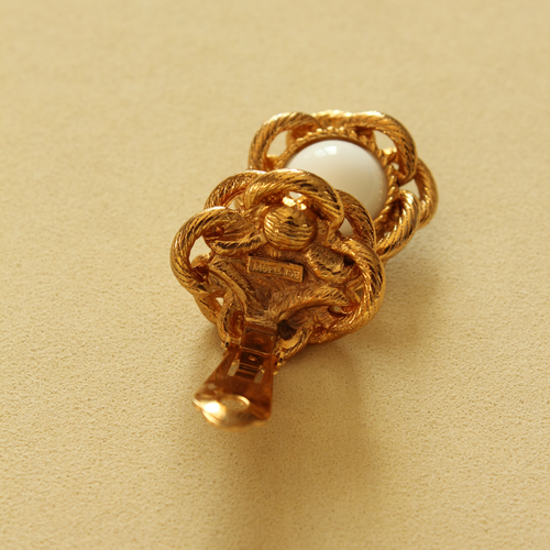 1980s Vintage White  Dauplaise Clip ons